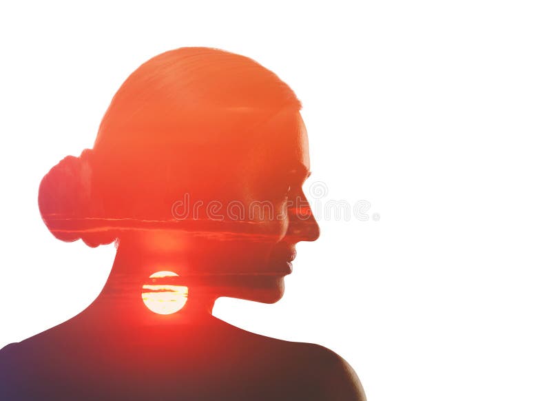 ομοιομορφία. όμορφη γυναίκα και ουρανός στο ηλιοβασίλεμα στοκ φωτογραφία με δικαίωμα ελεύθερης χρήσης