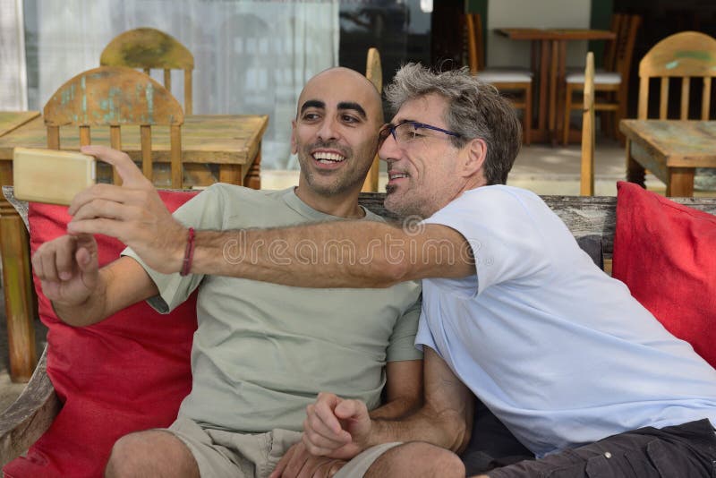 Ομοφυλοφιλικό ζεύγος που παίρνει ένα selfie στοκ εικόνα με δικαίωμα ελεύθερης χρήσης Ομοφυλοφιλικό ζεύγος που παίρνει ένα selfie στοκ εικόνα με δικαίωμα ελεύθερης χρήσης