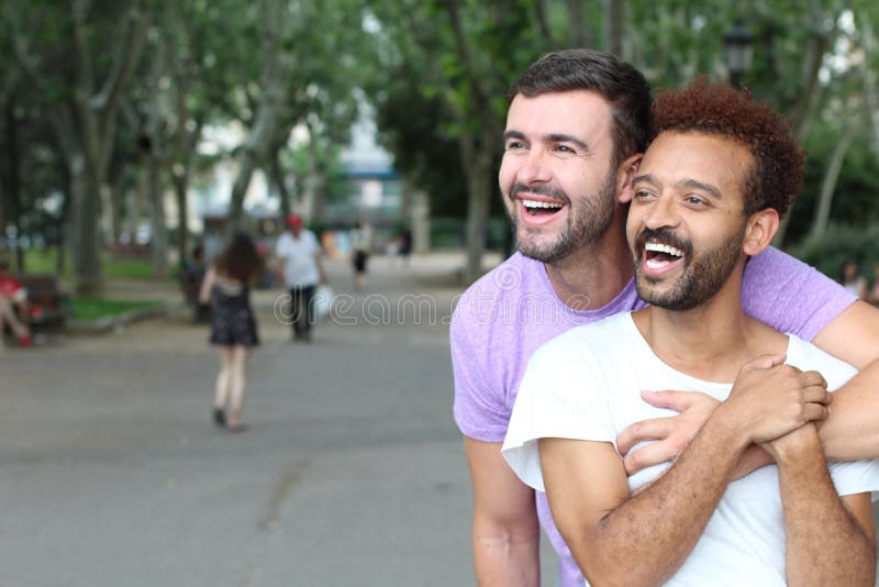 Ομοφυλοφιλικό ζεύγος Multiethnic στο πάρκο στοκ εικόνα με δικαίωμα ελεύθερης χρήσης Ομοφυλοφιλικό ζεύγος Multiethnic στο πάρκο στοκ εικόνα με δικαίωμα ελεύθερης χρήσης