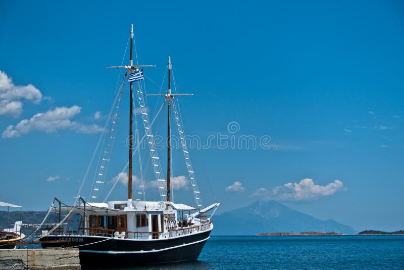 Ονομασμένη σκάφος ελευθερία την ελληνική σημαία που προετοιμάζεται με για τη ναυσιπλοΐα στοκ φωτογραφίες με δικαίωμα ελεύθερης χρήσης Ονομασμένη σκάφος ελευθερία την ελληνική σημαία που προετοιμάζεται με για τη ναυσιπλοΐα στοκ φωτογραφίες με δικαίωμα ελεύθερης χρήσης