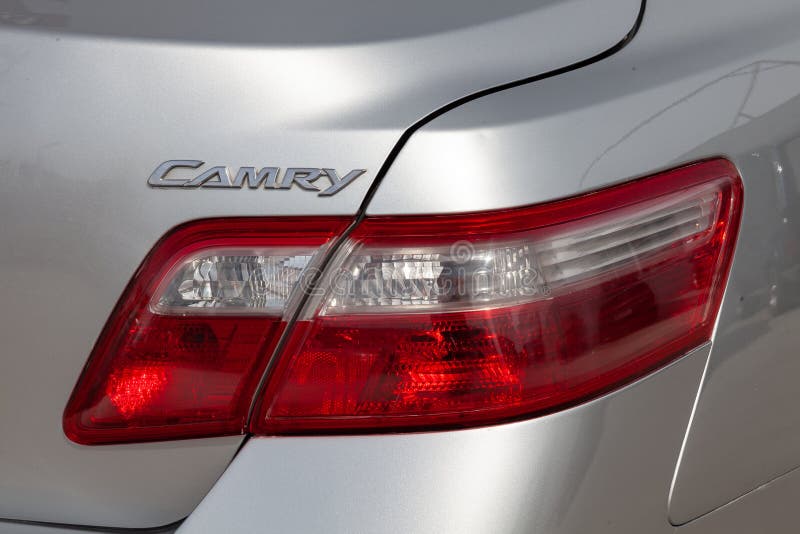 Οπίσθια taillamp άποψη της Toyota Camry 2006 στο ασημένιο χρώμα μετά από να καθαρίσει πριν από την πώληση σε μια ηλιόλουστη ημέρα στοκ φωτογραφία με δικαίωμα ελεύθερης χρήσης Οπίσθια taillamp άποψη της Toyota Camry 2006 στο ασημένιο χρώμα μετά από να καθαρίσει πριν από την πώληση σε μια ηλιόλουστη ημέρα στοκ φωτογραφία με δικαίωμα ελεύθερης χρήσης