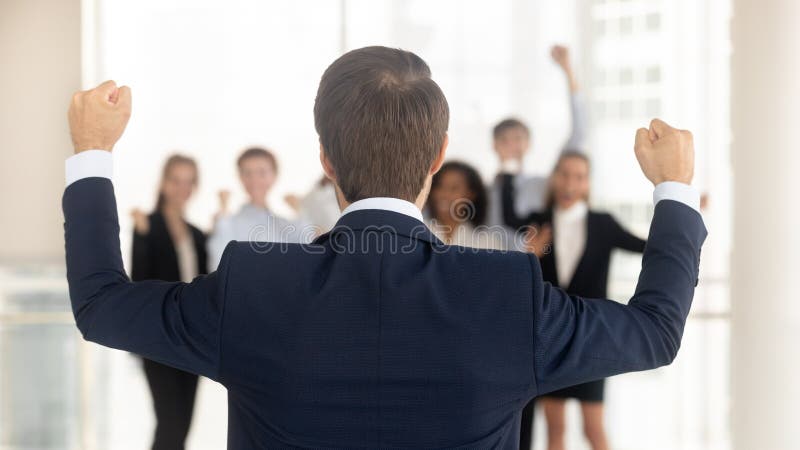 Οπισθοσκόπος στην επιτυχή επιχειρησιακή νίκη εορτασμού ηγετών με την ομάδα στοκ φωτογραφίες με δικαίωμα ελεύθερης χρήσης