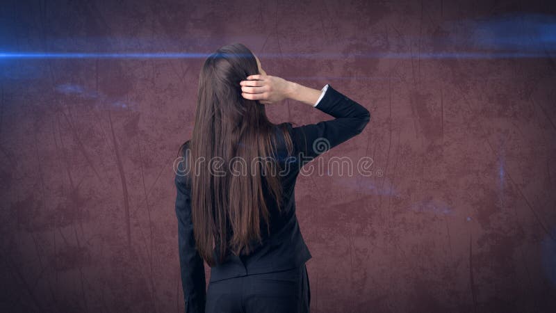 Οπισθοσκόπος της μακροχρόνιας σκοτεινής ομορφιάς τρίχας που σκέφτεται ή που κοιτάζει στη δεξιά πλευρά της στοκ φωτογραφίες με δικαίωμα ελεύθερης χρήσης Οπισθοσκόπος της μακροχρόνιας σκοτεινής ομορφιάς τρίχας που σκέφτεται ή που κοιτάζει στη δεξιά πλευρά της στοκ φωτογραφίες με δικαίωμα ελεύθερης χρήσης