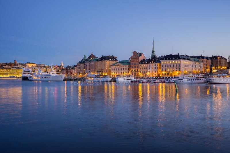 Ορίζοντας εικονικής παράστασης πόλης της Στοκχόλμης τη νύχτα στη Στοκχόλμη, Σουηδία
