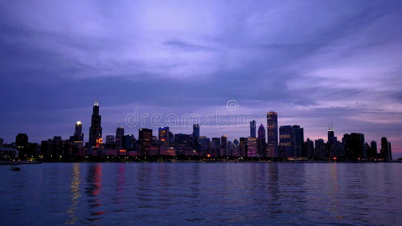 Ορίζοντας του Σικάγου που απεικονίζεται στη λίμνη στο χρονικό σφάλμα ηλιοβασιλέματος