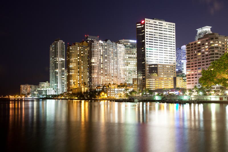 Ορίζοντας των πολυκατοικιών στην περιοχή Brickell στο Μαϊάμι τη νύχτα στοκ εικόνα με δικαίωμα ελεύθερης χρήσης