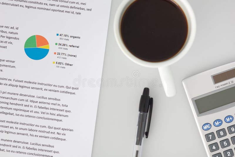 Γραφείο γραφείων με τον καφέ υπολογιστών μανδρών εκθέσεων στοκ φωτογραφία με δικαίωμα ελεύθερης χρήσης Γραφείο γραφείων με τον καφέ υπολογιστών μανδρών εκθέσεων στοκ φωτογραφία με δικαίωμα ελεύθερης χρήσης