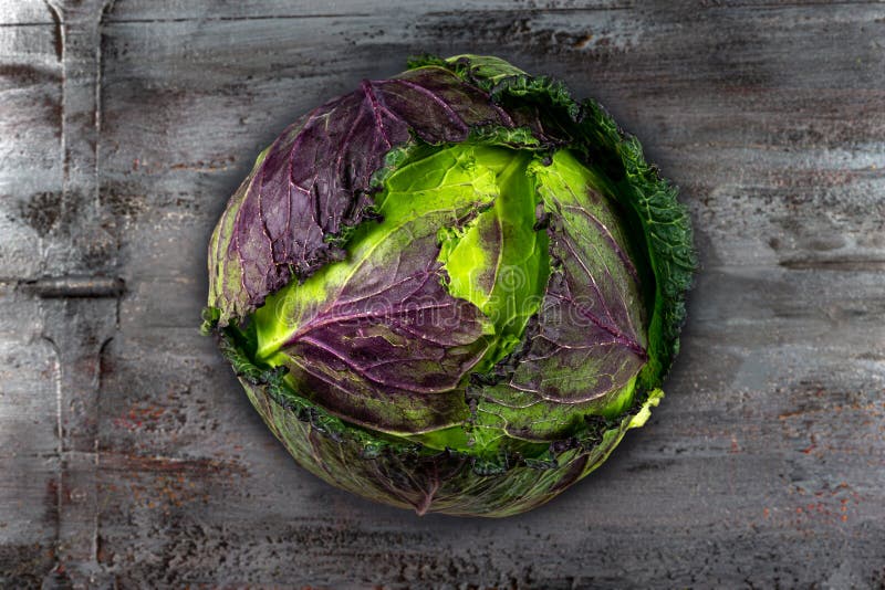 οργανικά πράσινα cabbagegreen και κόκκινα dues σε κοντινό πλάνο σε παλαιό σανίδα. πράσινο και κόκκινο λάχανο σε κοντινό πλάνο
