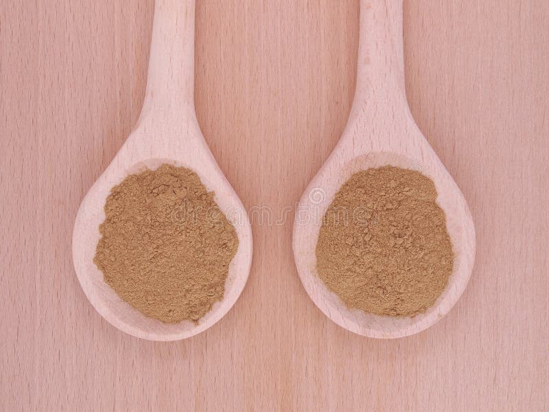 Οργανική σκόνη Triphala στα ξύλινα κουτάλια στοκ εικόνες με δικαίωμα ελεύθερης χρήσης Οργανική σκόνη Triphala στα ξύλινα κουτάλια στοκ εικόνες με δικαίωμα ελεύθερης χρήσης