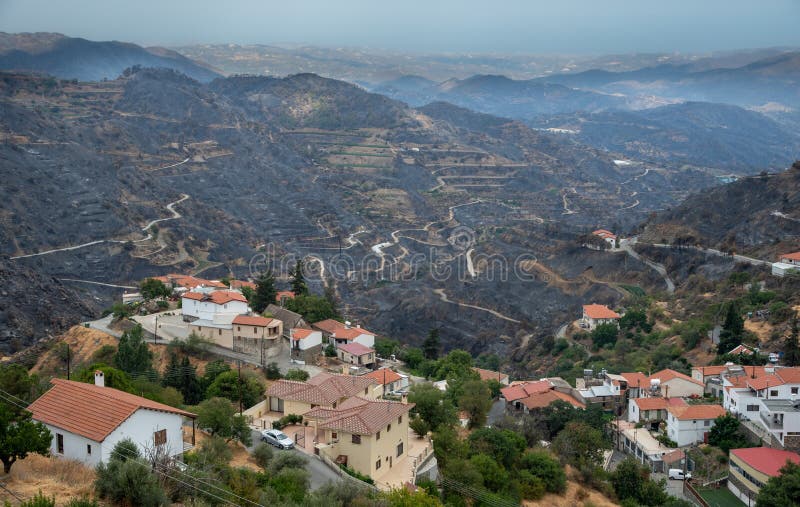 ορεινή πυρκαγιά με καμένη γη και καταστροφή στη γεωργία. χωριό οδών κύπρος. περιβαλλοντική καταστροφή στοκ εικόνα με δικαίωμα ελεύθερης χρήσης