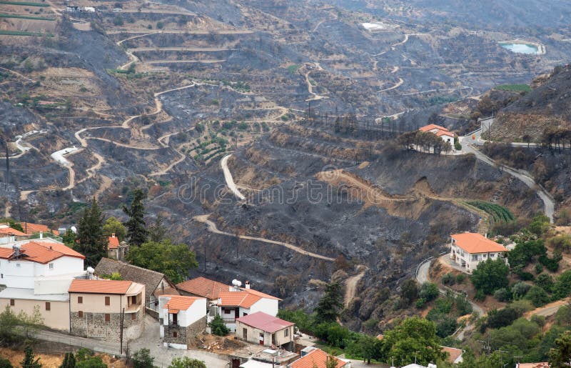 ορεινή πυρκαγιά με καμένη γη και καταστροφή στη γεωργία. χωριό οδών κύπρος. περιβαλλοντική καταστροφή στοκ φωτογραφία