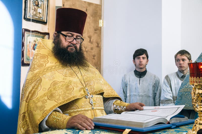 Ορθόδοξος ιερέας στο βωμό στοκ φωτογραφίες με δικαίωμα ελεύθερης χρήσης Ορθόδοξος ιερέας στο βωμό στοκ φωτογραφίες με δικαίωμα ελεύθερης χρήσης