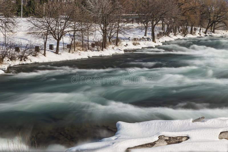 Ορμητικά σημεία ποταμού ποταμών Niagara στοκ φωτογραφία με δικαίωμα ελεύθερης χρήσης Ορμητικά σημεία ποταμού ποταμών Niagara στοκ φωτογραφία με δικαίωμα ελεύθερης χρήσης