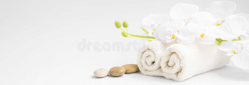 Ορχιδέα SPA με τη μαλακή ρύθμιση πετσετών και πετρών μασάζ στοκ εικόνες