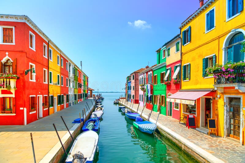 Ορόσημο της Βενετίας, κανάλι νησιών Burano, ζωηρόχρωμες σπίτια και βάρκες στοκ φωτογραφία