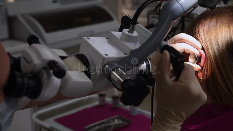 οτολαρυγγολόγος διεξάγει ιατρική εξέταση του αυτιού με το otoscope να κλείνει απόθεμα βίντεο
