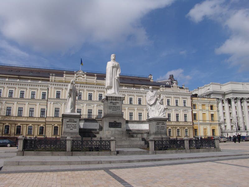 Ουκρανία Κίεβο Τετράγωνο Mikhailovsky και το μνημείο στην πριγκήπισσα Όλγα, απόστολος Andrew, Cyril και Methodius στοκ εικόνα με δικαίωμα ελεύθερης χρήσης