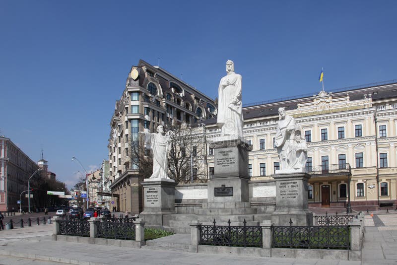Ουκρανία Κίεβο Τετράγωνο Mikhailovsky και το μνημείο στην πριγκήπισσα Όλγα, απόστολος Andrew, Cyril και Methodius στοκ φωτογραφίες με δικαίωμα ελεύθερης χρήσης