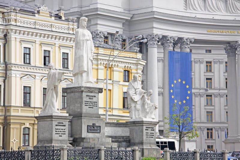 Ουκρανία Κίεβο Τετράγωνο Mikhailovsky και το μνημείο στην πριγκήπισσα Όλγα, απόστολος Andrew, Cyril και Methodius στοκ φωτογραφίες
