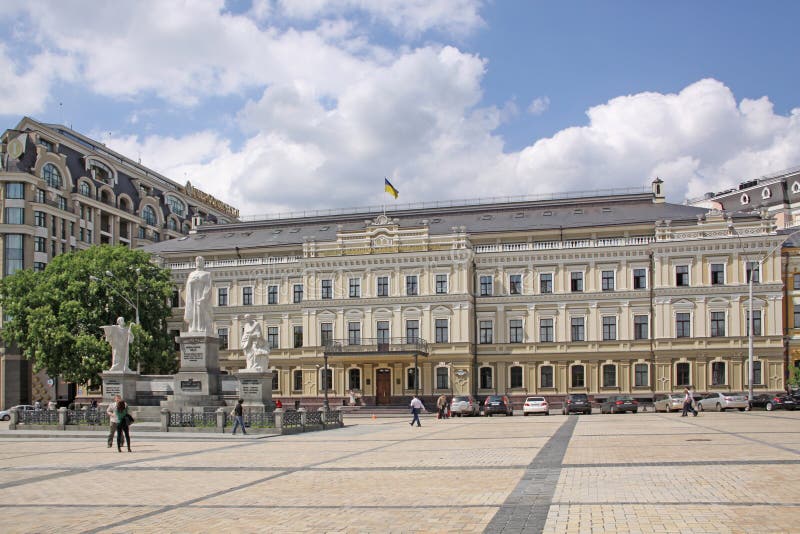 Ουκρανία Κίεβο Τετράγωνο Mikhailovsky και το μνημείο στην πριγκήπισσα Όλγα, απόστολος Andrew, Cyril και Methodius στοκ εικόνα με δικαίωμα ελεύθερης χρήσης