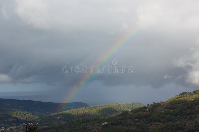 Ουράνιο τόξο πέρα από την κοιλάδα Soller που περιβάλλεται από τα βουνά Tramuntana Serra de στοκ φωτογραφίες με δικαίωμα ελεύθερης χρήσης Ουράνιο τόξο πέρα από την κοιλάδα Soller που περιβάλλεται από τα βουνά Tramuntana Serra de στοκ φωτογραφίες με δικαίωμα ελεύθερης χρήσης