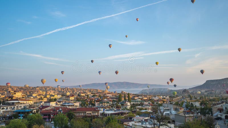 Ουρανοξύστης της Καππαδοκίας με αερόστατο στο Γκορέμε της Τουρκίας