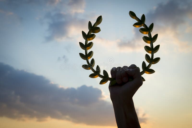 Ουρανός ηλιοβασιλέματος στεφανιών δαφνών εκμετάλλευσης χεριών στοκ εικόνες με δικαίωμα ελεύθερης χρήσης