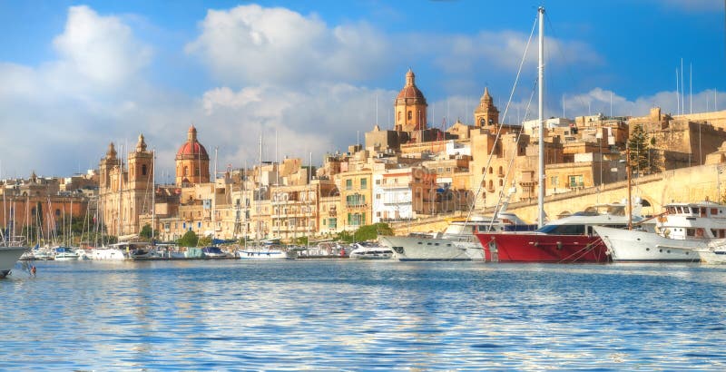 Πλέοντας βάρκες στη μαρίνα Senglea στο μεγάλο κόλπο, Valletta, Μάλτα στοκ εικόνες με δικαίωμα ελεύθερης χρήσης Πλέοντας βάρκες στη μαρίνα Senglea στο μεγάλο κόλπο, Valletta, Μάλτα στοκ εικόνες με δικαίωμα ελεύθερης χρήσης