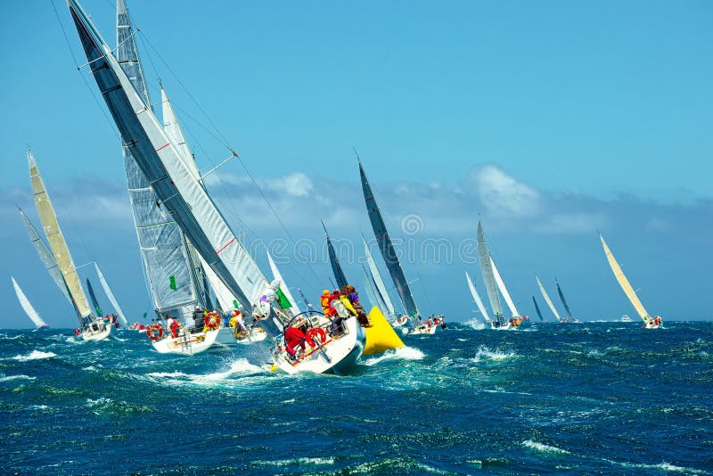Πλέοντας γιοτ regatta έναρξης ναυσιπλοΐα Γιοτ πολυτέλειας στοκ εικόνες Πλέοντας γιοτ regatta έναρξης ναυσιπλοΐα Γιοτ πολυτέλειας στοκ εικόνες