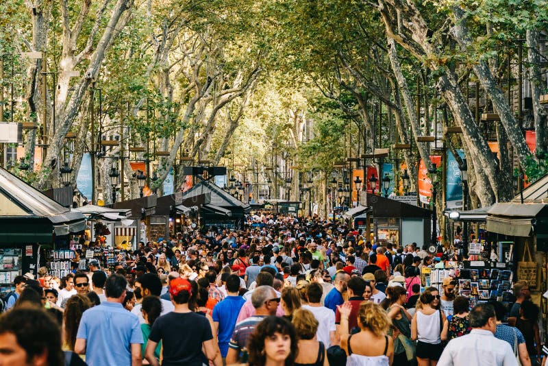 Πλήθος των ανθρώπων στην κεντρική πόλη της Βαρκελώνης στην οδό Λα Rambla στοκ φωτογραφίες με δικαίωμα ελεύθερης χρήσης Πλήθος των ανθρώπων στην κεντρική πόλη της Βαρκελώνης στην οδό Λα Rambla στοκ φωτογραφίες με δικαίωμα ελεύθερης χρήσης