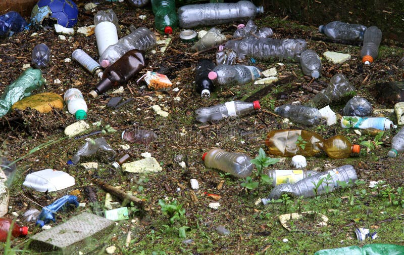 Πλαστικά μπουκάλια και άλλα σκουπίδια στο μολυσμένο ποταμό στοκ εικόνες Πλαστικά μπουκάλια και άλλα σκουπίδια στο μολυσμένο ποταμό στοκ εικόνες