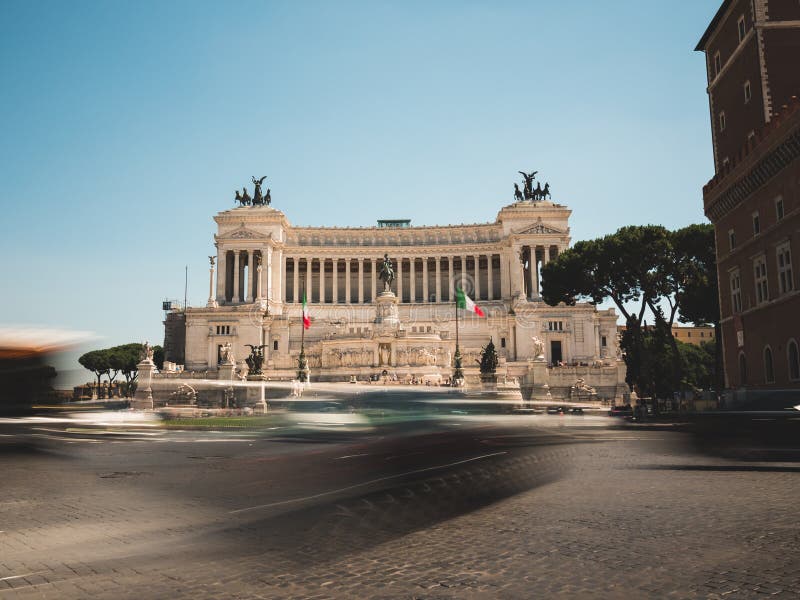 Πλατεία Venezia και della Patria Altare στη Ρώμη, Ιταλία με την κυκλοφορία στοκ φωτογραφία με δικαίωμα ελεύθερης χρήσης Πλατεία Venezia και della Patria Altare στη Ρώμη, Ιταλία με την κυκλοφορία στοκ φωτογραφία με δικαίωμα ελεύθερης χρήσης