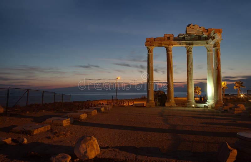 Πλευρά, Τουρκία - καταστροφές του ναού απόλλωνα στην αρχαία μεσογειακή πόλη ακτών στοκ φωτογραφία με δικαίωμα ελεύθερης χρήσης Πλευρά, Τουρκία - καταστροφές του ναού απόλλωνα στην αρχαία μεσογειακή πόλη ακτών στοκ φωτογραφία με δικαίωμα ελεύθερης χρήσης