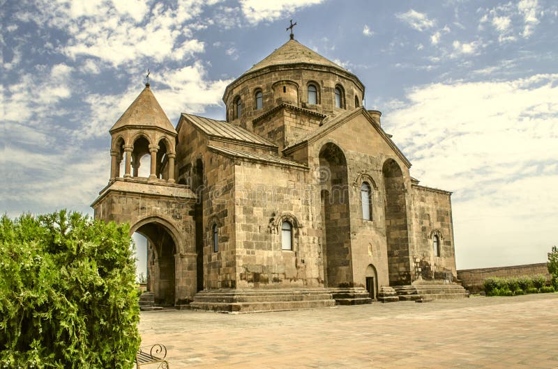 Πλευρική δευτερεύουσα εκκλησία στον τάφο του μεγάλου παρθένου μάρτυρα ST Hripsime στοκ φωτογραφία με δικαίωμα ελεύθερης χρήσης Πλευρική δευτερεύουσα εκκλησία στον τάφο του μεγάλου παρθένου μάρτυρα ST Hripsime στοκ φωτογραφία με δικαίωμα ελεύθερης χρήσης