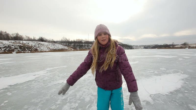 Πάγος νέων κοριτσιών που κάνει πατινάζ στην παγωμένη λίμνη