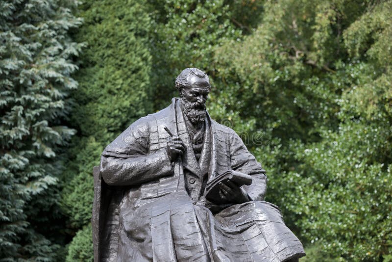 Πάρκο Kelvingrove, Γλασκώβη, Σκωτία, Ηνωμένο Βασίλειο, το Σεπτέμβριο του 2013, το άγαλμα και μνημείο στο Λόρδο Kelvin στοκ εικόνα με δικαίωμα ελεύθερης χρήσης