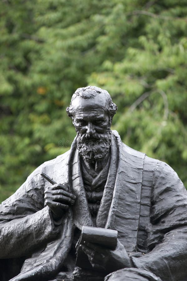 Πάρκο Kelvingrove, Γλασκώβη, Σκωτία, Ηνωμένο Βασίλειο, το Σεπτέμβριο του 2013, το άγαλμα και μνημείο στο Λόρδο Kelvin στοκ εικόνες
