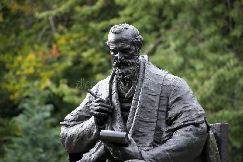 Πάρκο Kelvingrove, Γλασκώβη, Σκωτία, Ηνωμένο Βασίλειο, το Σεπτέμβριο του 2013, το άγαλμα και μνημείο στο Λόρδο Kelvin στοκ εικόνες