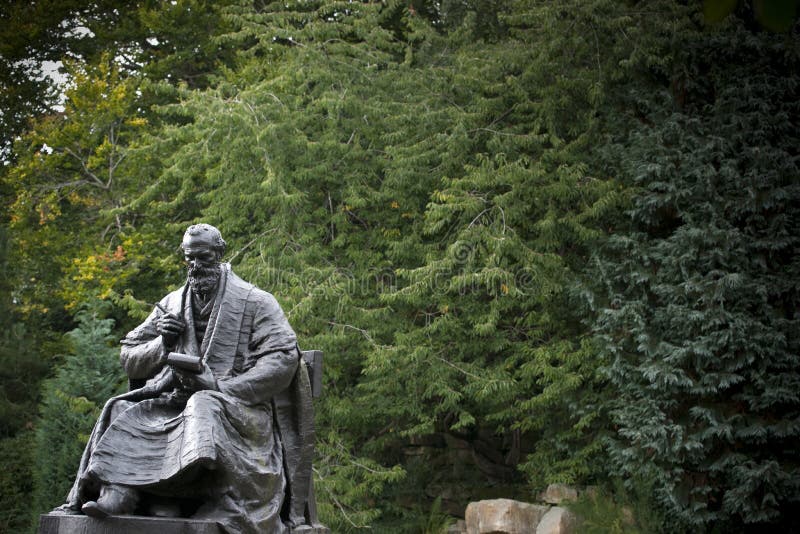 Πάρκο Kelvingrove, Γλασκώβη, Σκωτία, Ηνωμένο Βασίλειο, το Σεπτέμβριο του 2013, το άγαλμα και μνημείο στο Λόρδο Kelvin στοκ εικόνα με δικαίωμα ελεύθερης χρήσης