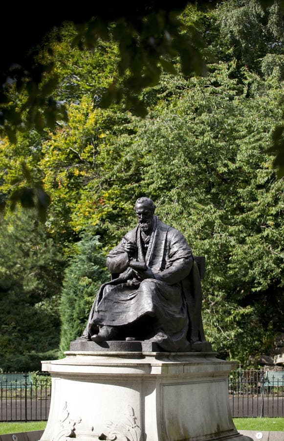 Πάρκο Kelvingrove, Γλασκώβη, Σκωτία, Ηνωμένο Βασίλειο, το Σεπτέμβριο του 2013, το άγαλμα και μνημείο στο Λόρδο Kelvin στοκ φωτογραφία με δικαίωμα ελεύθερης χρήσης