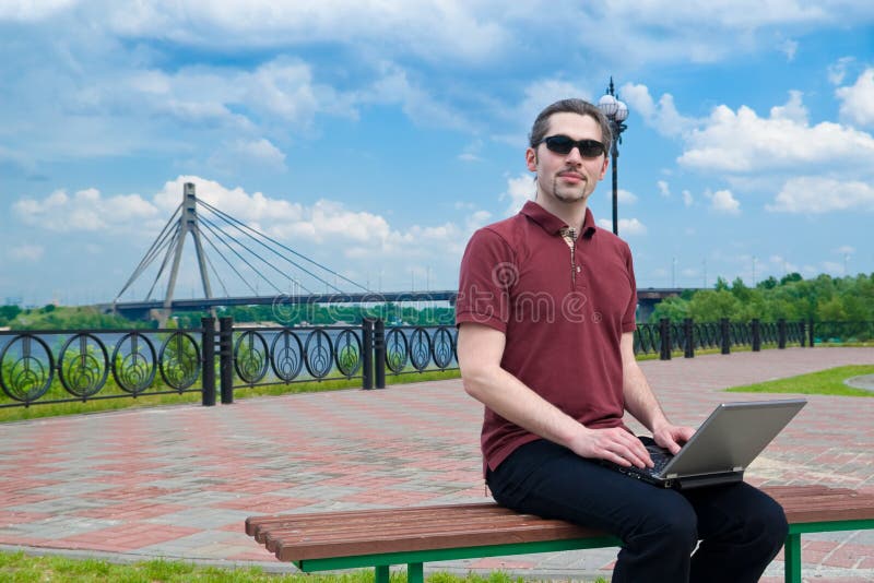 πάρκο lap-top τύπων στοκ εικόνα πάρκο lap-top τύπων στοκ εικόνα