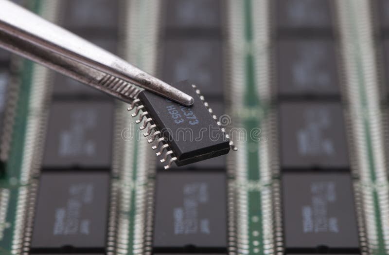Πάρτε το ολοκληρωμένο κύκλωμα στο PCB στοκ φωτογραφία με δικαίωμα ελεύθερης χρήσης