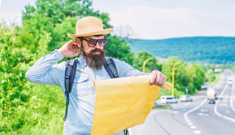 Πάρτε τον τοπικό χάρτη Ο τουρίστας backpacker εξετάζει το χάρτη επιλέγοντας τον προορισμό ταξιδιού στο δρόμο σε όλο τον κόσμο Βρε στοκ φωτογραφία με δικαίωμα ελεύθερης χρήσης