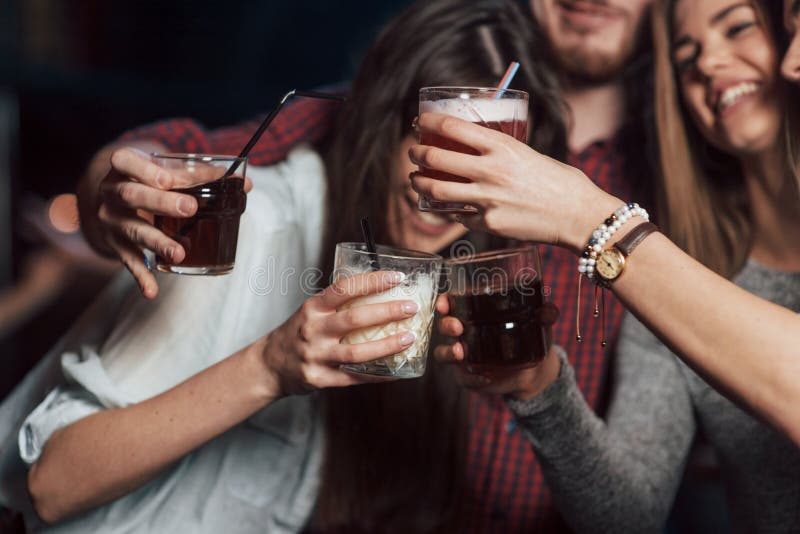 Πάρτι με αλκοόλ Ομάδα νεαρών φίλων χαμογελά και κάνει μια πρόποση στο νυχτερινό κέντρο στοκ εικόνες