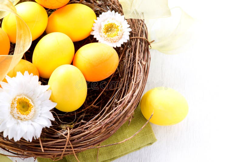 Αυγά Πάσχας και λουλούδια ανοίξεων