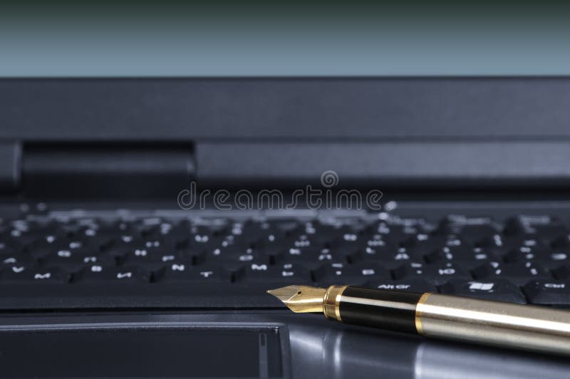 πέννα lap-top τεμαχίων στοκ φωτογραφίες με δικαίωμα ελεύθερης χρήσης πέννα lap-top τεμαχίων στοκ φωτογραφίες με δικαίωμα ελεύθερης χρήσης