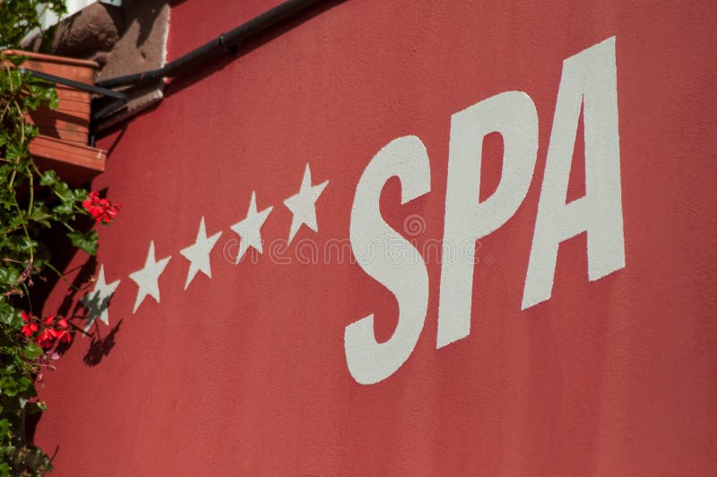 πέντε stars hotel spa σύστημα σηματοδότησης στον κόκκινο λιθοστρωμένο τοίχο στοκ φωτογραφία με δικαίωμα ελεύθερης χρήσης πέντε stars hotel spa σύστημα σηματοδότησης στον κόκκινο λιθοστρωμένο τοίχο στοκ φωτογραφία με δικαίωμα ελεύθερης χρήσης
