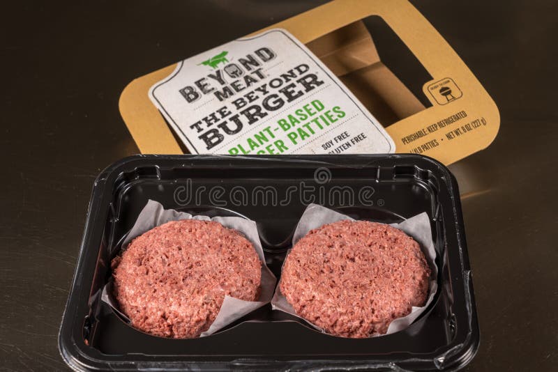Πέρα από burger εγκαταστάσεων κρέατος τη βασισμένη συσκευασία δύο patties στοκ φωτογραφία με δικαίωμα ελεύθερης χρήσης Πέρα από burger εγκαταστάσεων κρέατος τη βασισμένη συσκευασία δύο patties στοκ φωτογραφία με δικαίωμα ελεύθερης χρήσης