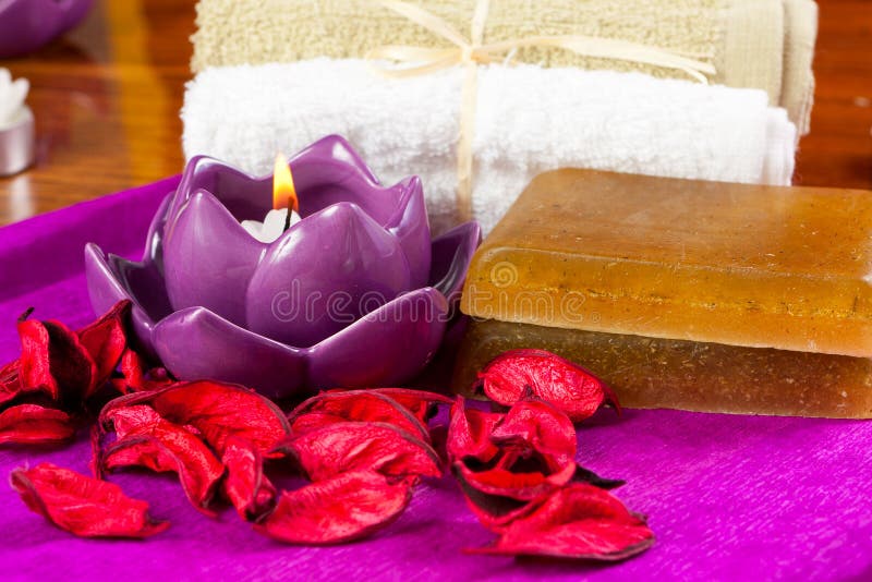 Πέταλα λουλουδιών και άλλες ιδιότητες SPA στοκ εικόνες Πέταλα λουλουδιών και άλλες ιδιότητες SPA στοκ εικόνες