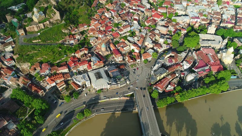 Πέταγμα πέρα από το κέντρο πόλεων του Tbilisi Το Tbilisi είναι η πρωτεύουσα και η μεγαλύτερη πόλη της Γεωργίας εναέρια όψη